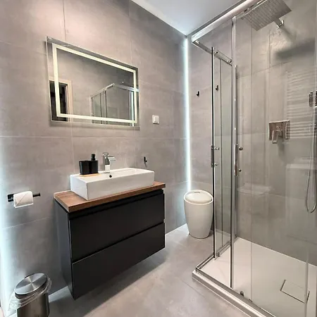 Stella Studio, Portowo